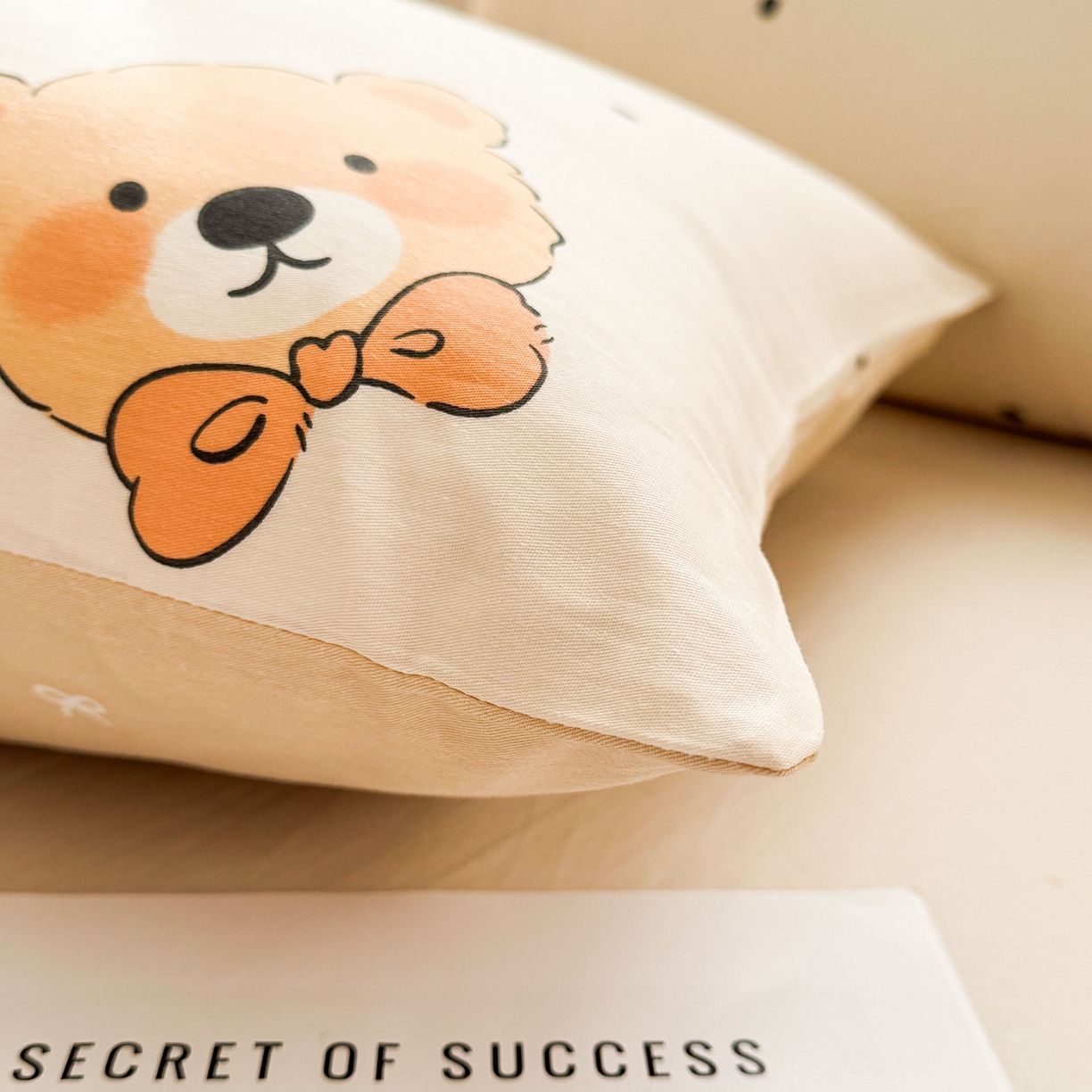 91家纺网 家纺一手货源 找家纺 小蓝孩家纺 2026新款12868全棉单人信封枕套(联系商家可打折，尺寸可定制) 领结熊宝