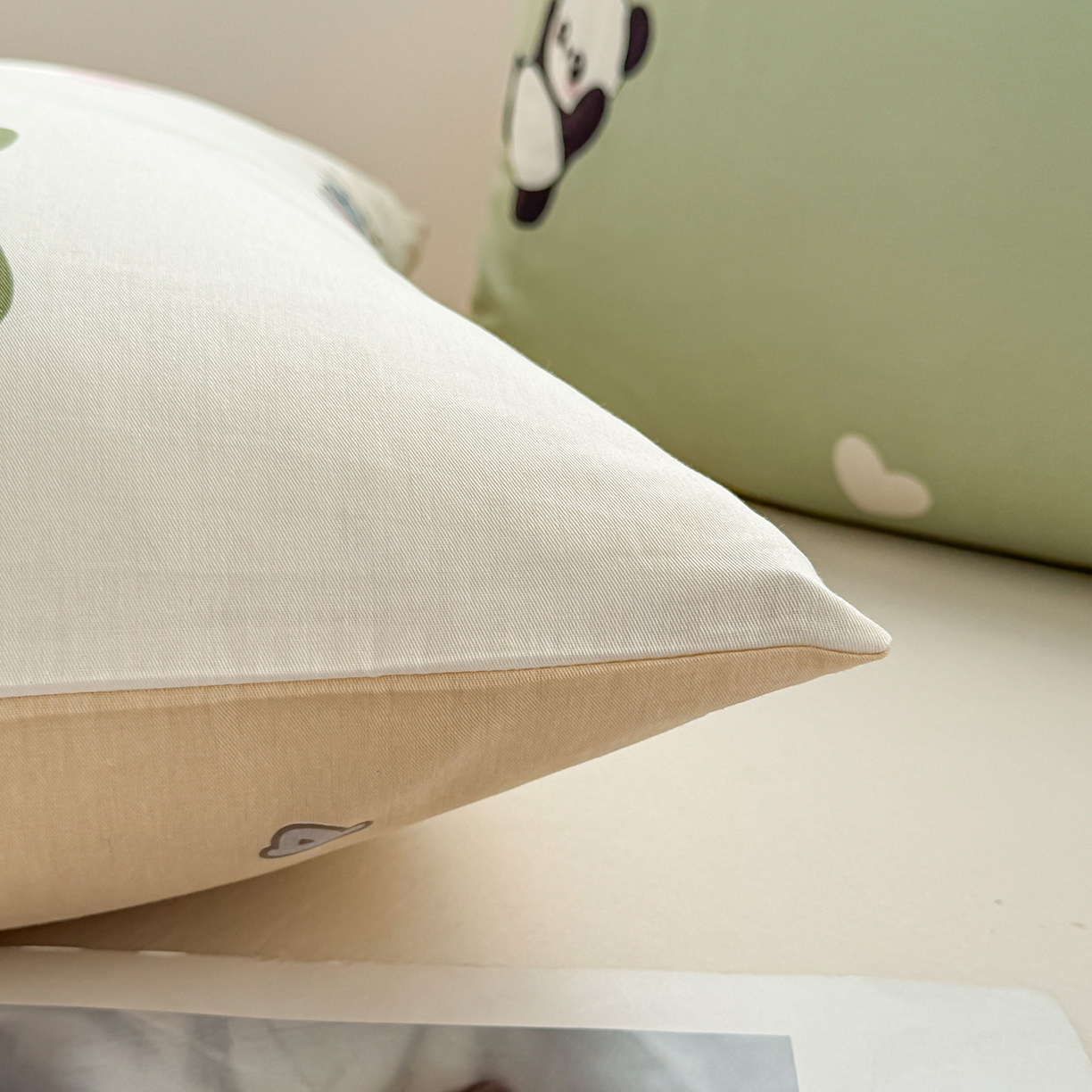 91家纺网 家纺一手货源 找家纺 小蓝孩家纺 2026新款12868全棉单人信封枕套(联系商家可打折，尺寸可定制) 熊猫鸭鸭乐-绿