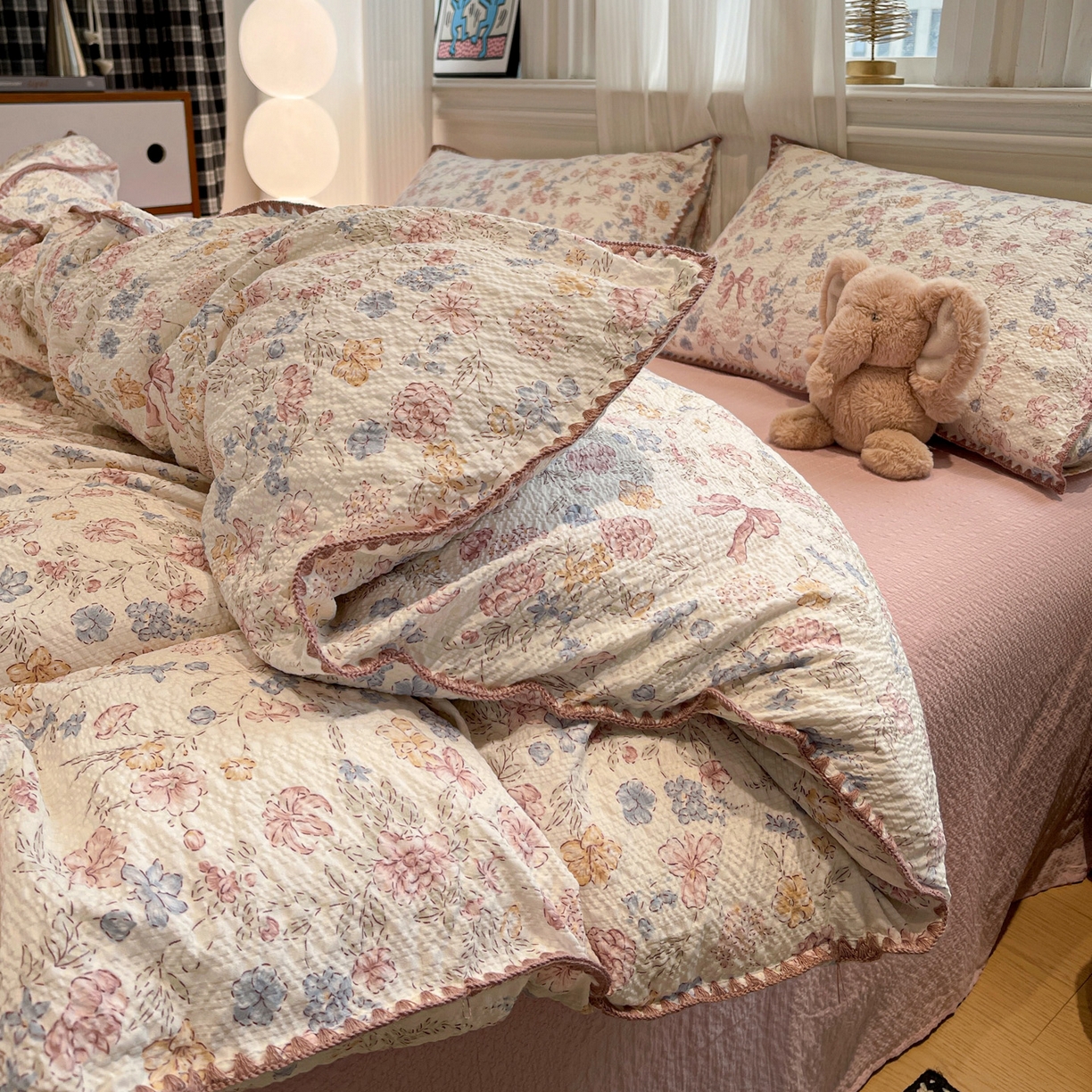 91家纺网 家纺一手货源 找家纺 仟网汇 2026新款云感泡芙棉小清新印花贝壳边四件套 诗意柔