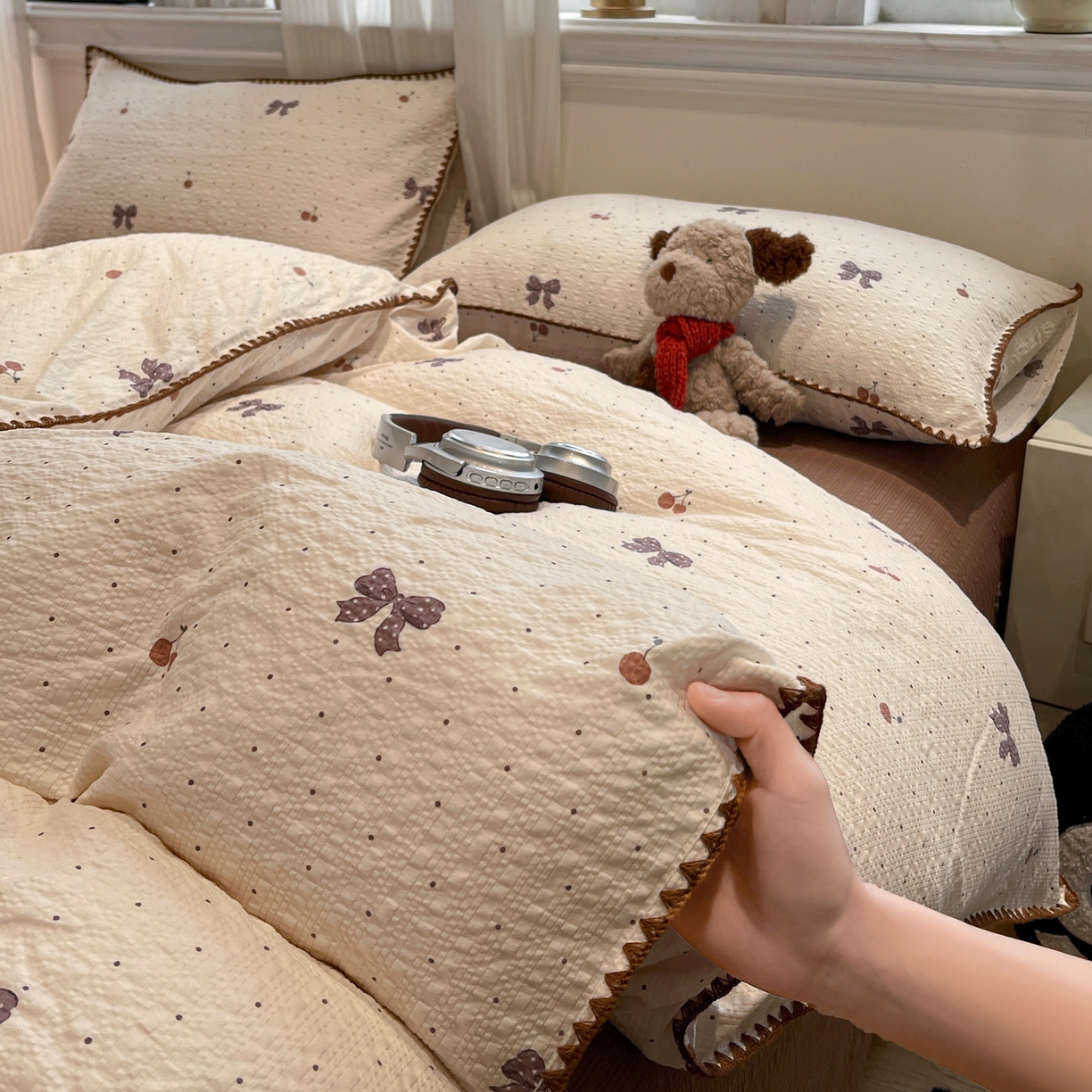 91家纺网 家纺一手货源 找家纺 仟网汇 2026新款云感泡芙棉小清新印花贝壳边四件套 樱桃波点