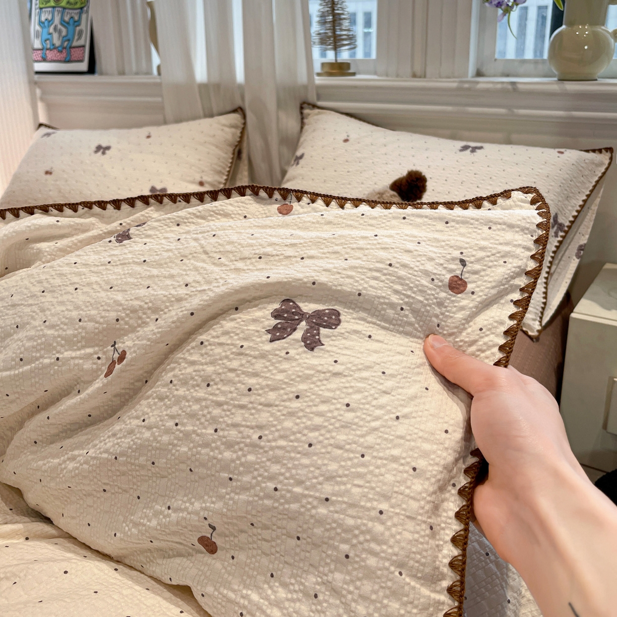 91家纺网 家纺一手货源 找家纺 仟网汇 2026新款云感泡芙棉小清新印花贝壳边四件套 樱桃波点