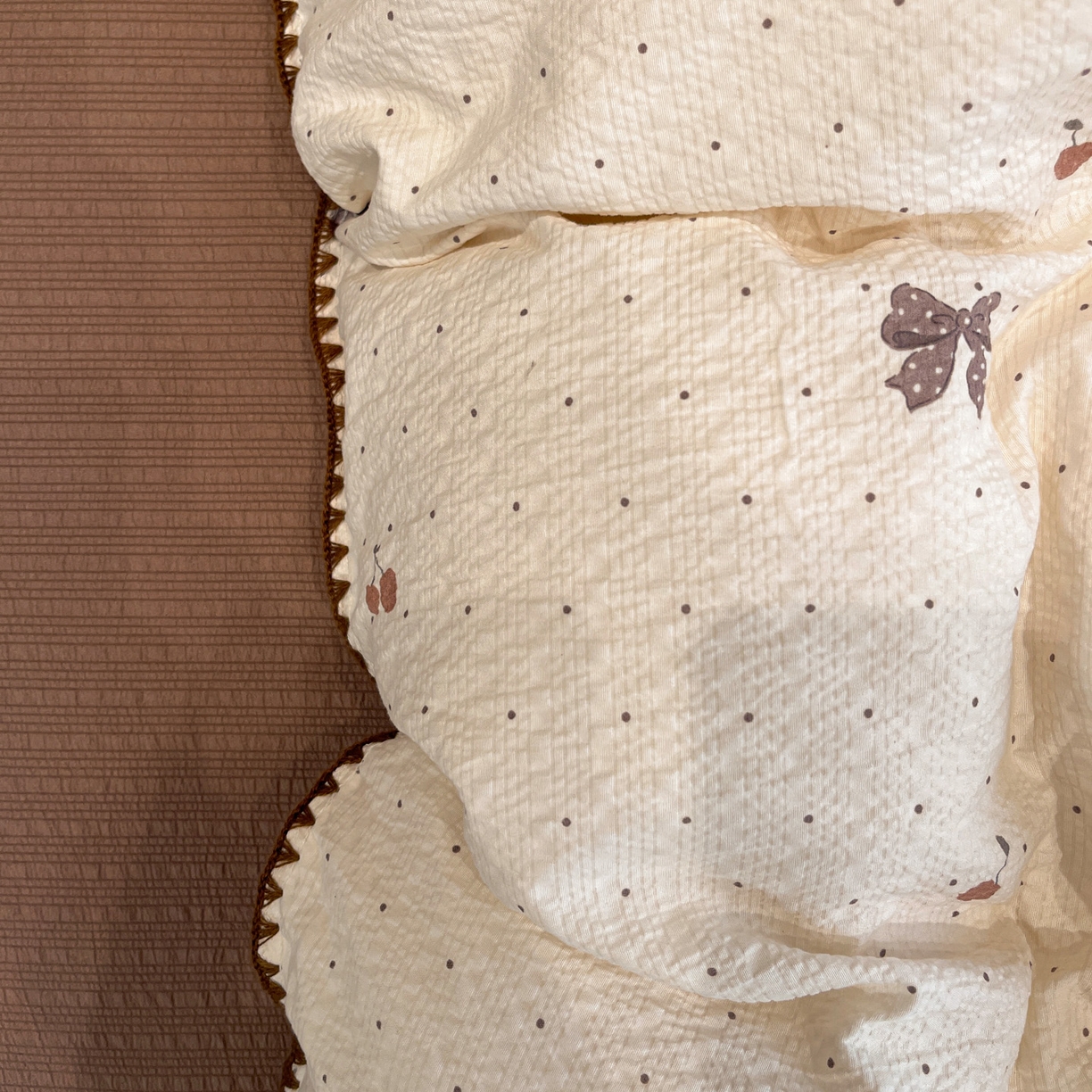 91家纺网 家纺一手货源 找家纺 仟网汇 2026新款云感泡芙棉小清新印花贝壳边四件套 樱桃波点