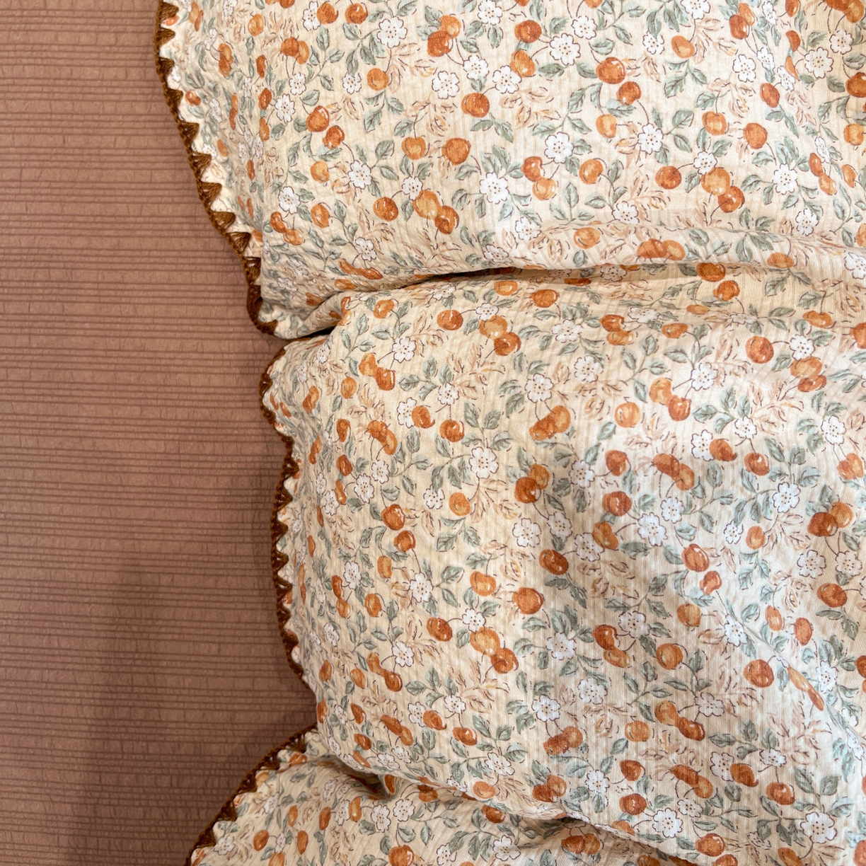 91家纺网 家纺一手货源 找家纺 仟网汇 2026新款云感泡芙棉小清新印花贝壳边四件套 青涩樱桃