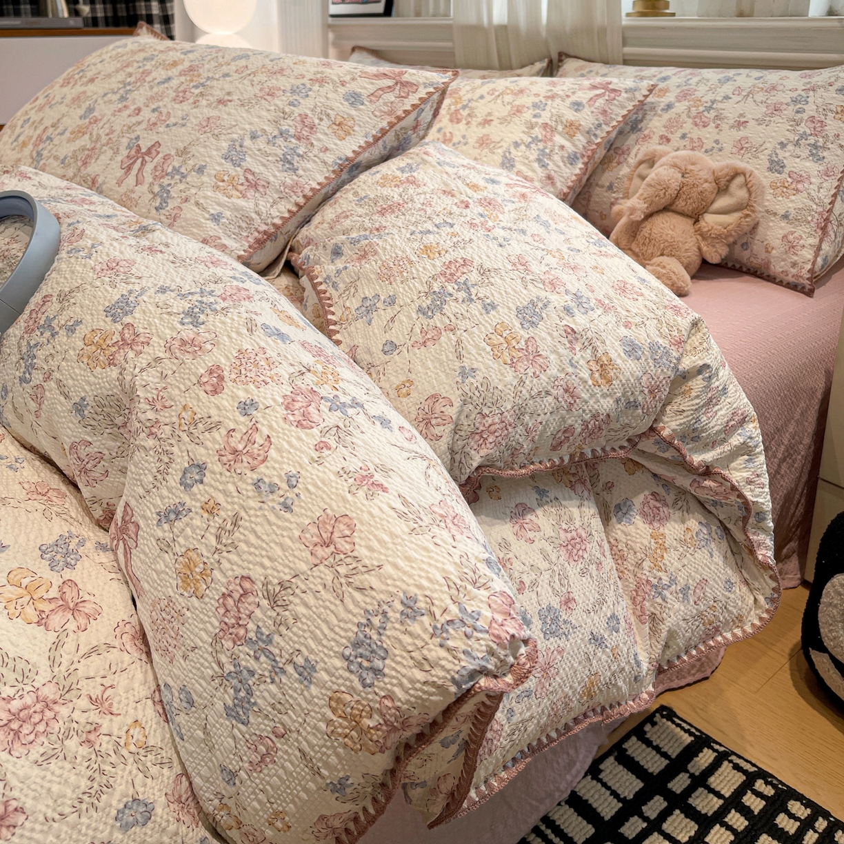 91家纺网 家纺一手货源 找家纺 仟网汇 2026新款云感泡芙棉小清新印花贝壳边四件套 诗意柔