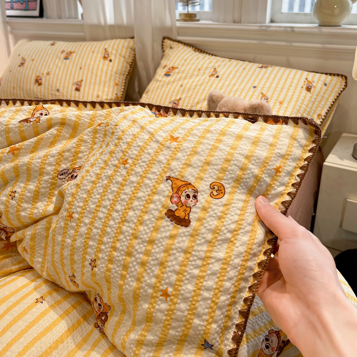 91家纺网 家纺一手货源 找家纺 仟网汇 2026新款云感泡芙棉小清新印花贝壳边四件套 哈喽星人