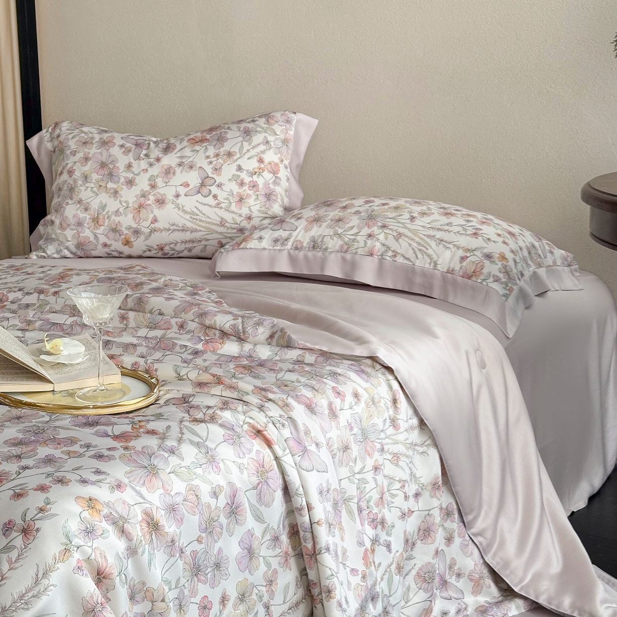 91家纺网 家纺一手货源 找家纺 黛舒家居 2026年春夏款80S天丝夏被夏被四件套 雾紫蝶影