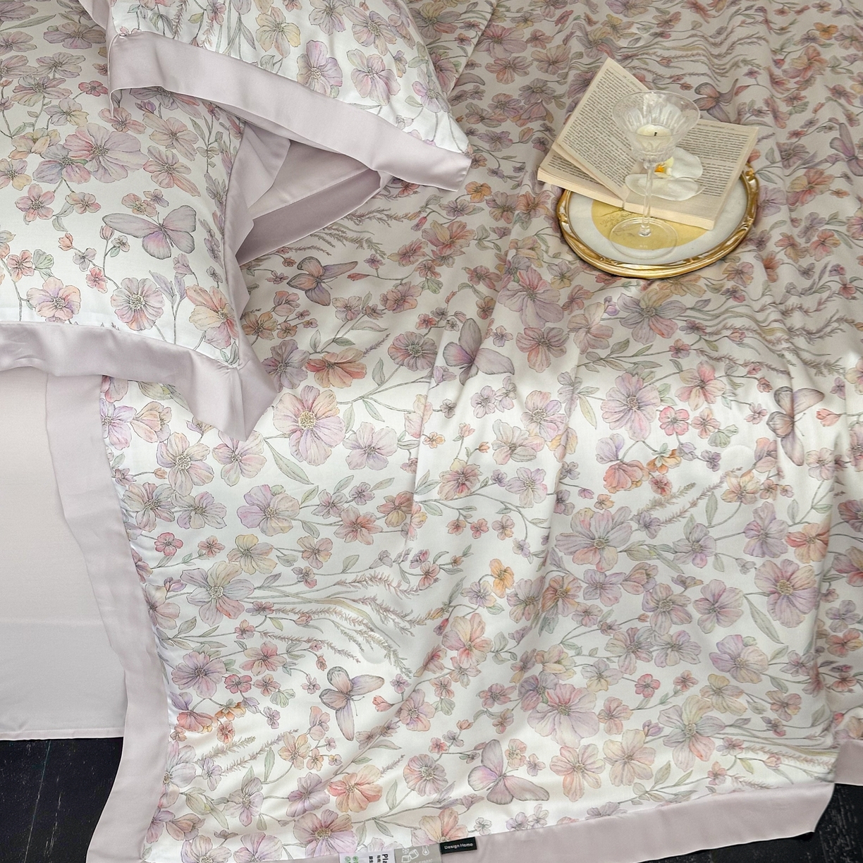 91家纺网 家纺一手货源 找家纺 黛舒家居 2026年春夏款80S天丝夏被夏被四件套 雾紫蝶影