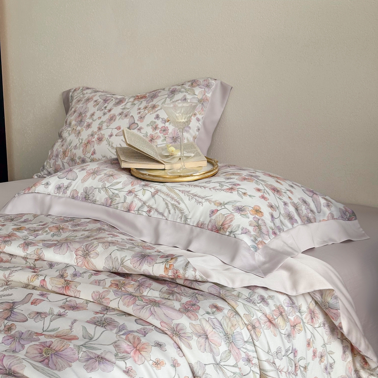 91家纺网 家纺一手货源 找家纺 黛舒家居 2026年春夏款80S天丝夏被夏被四件套 雾紫蝶影