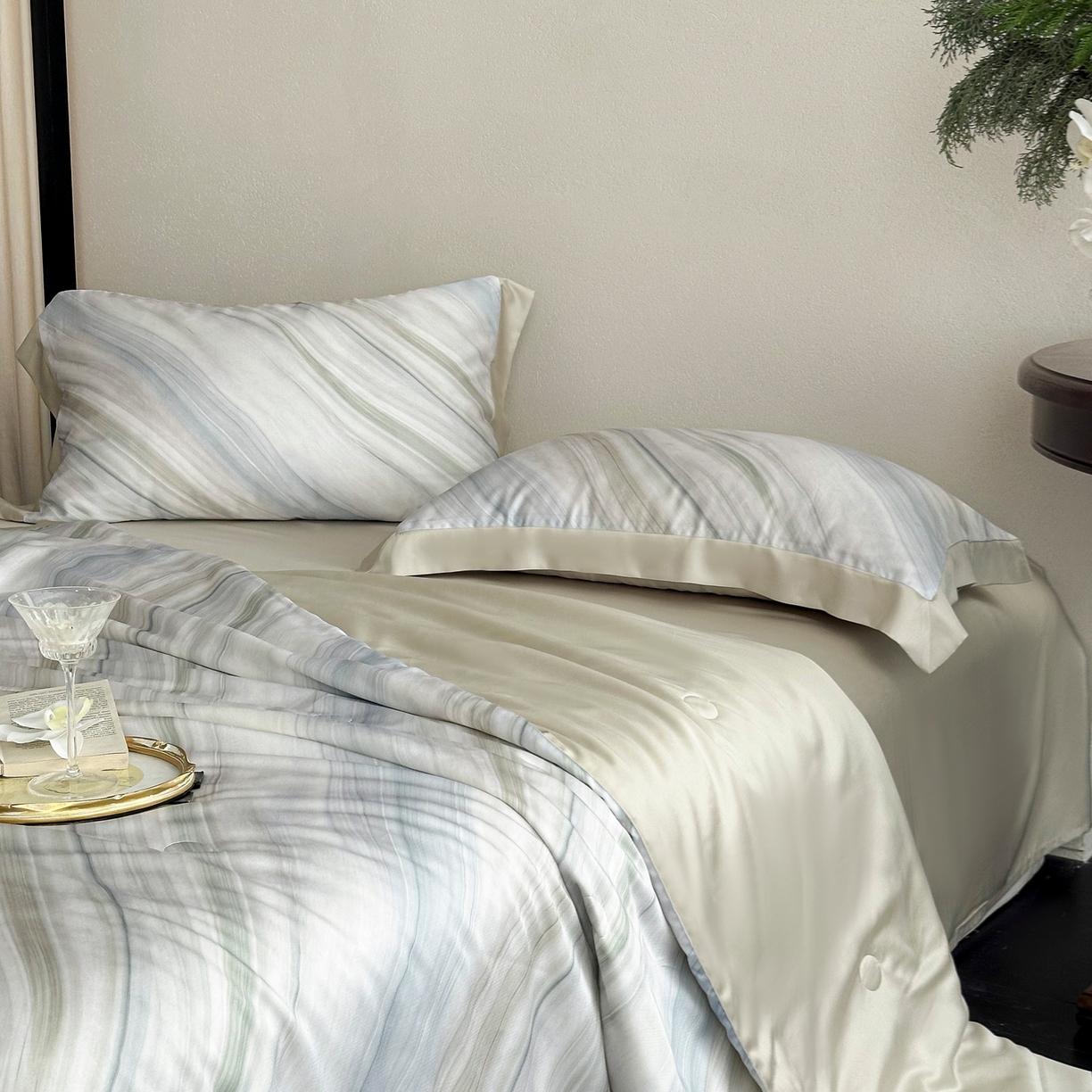 91家纺网 家纺一手货源 找家纺 黛舒家居 2026年春夏款80S天丝夏被夏被四件套 云屿晨纱