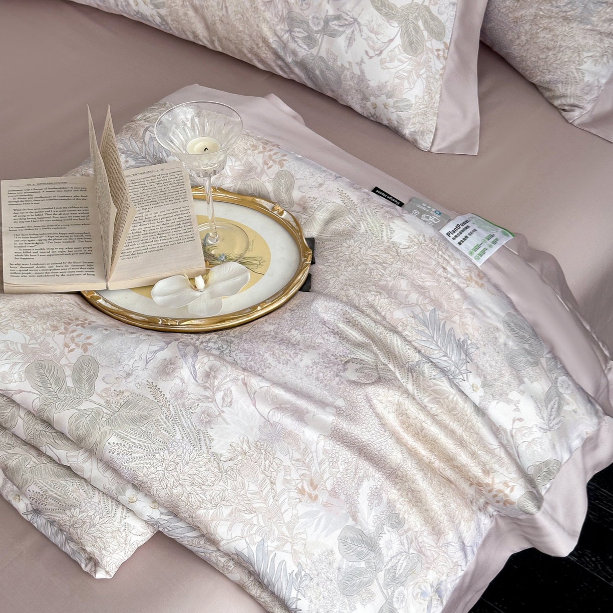 91家纺网 家纺一手货源 找家纺 黛舒家居 2026年春夏款80S天丝夏被夏被四件套 花漾浅梦