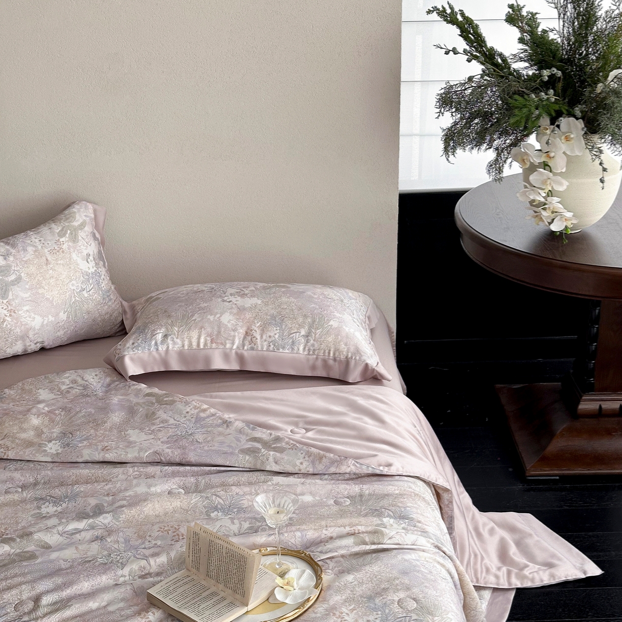 91家纺网 家纺一手货源 找家纺 黛舒家居 2026年春夏款80S天丝夏被夏被四件套 花漾浅梦