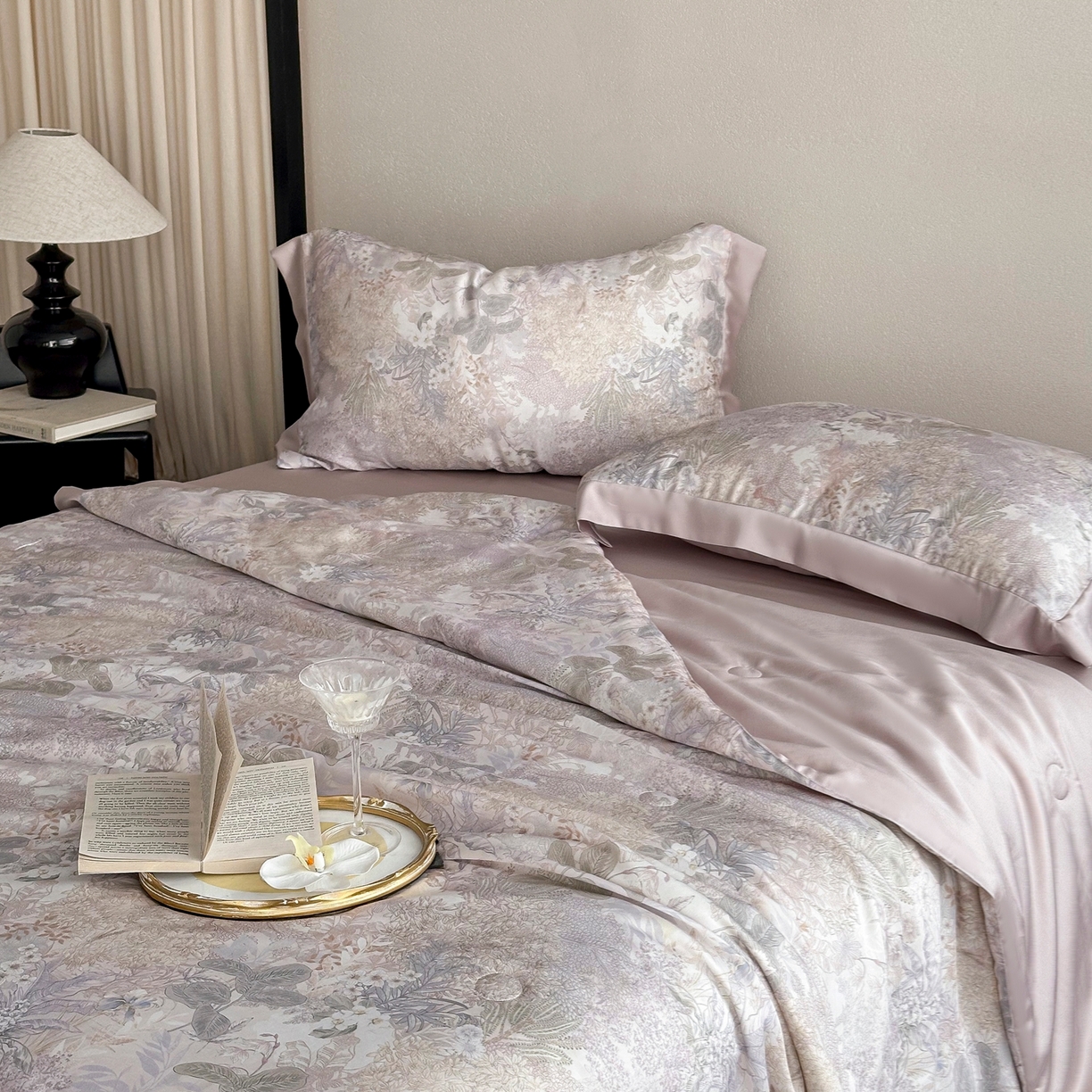 91家纺网 家纺一手货源 找家纺 黛舒家居 2026年春夏款80S天丝夏被夏被四件套 花漾浅梦