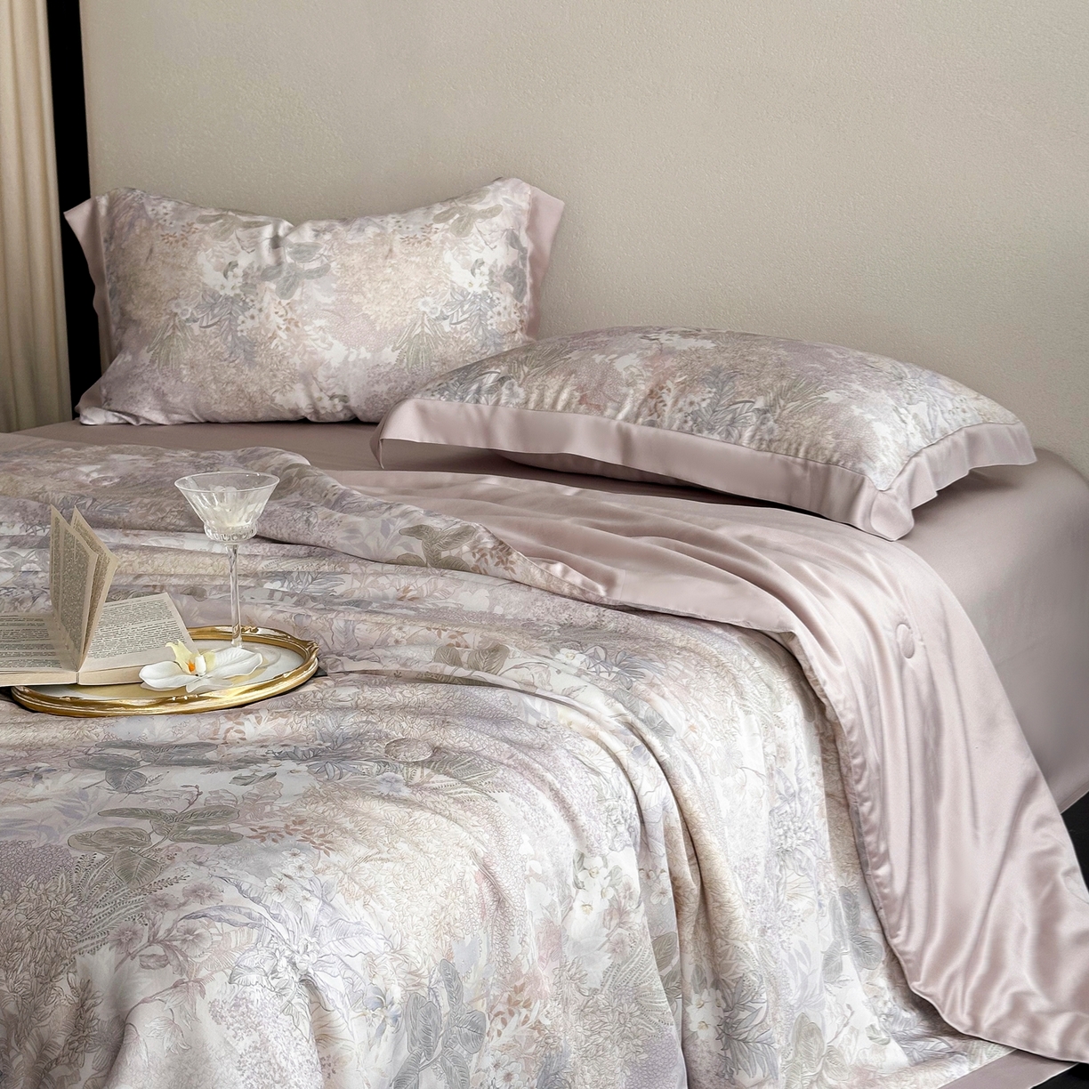 91家纺网 家纺一手货源 找家纺 黛舒家居 2026年春夏款80S天丝夏被夏被四件套 花漾浅梦