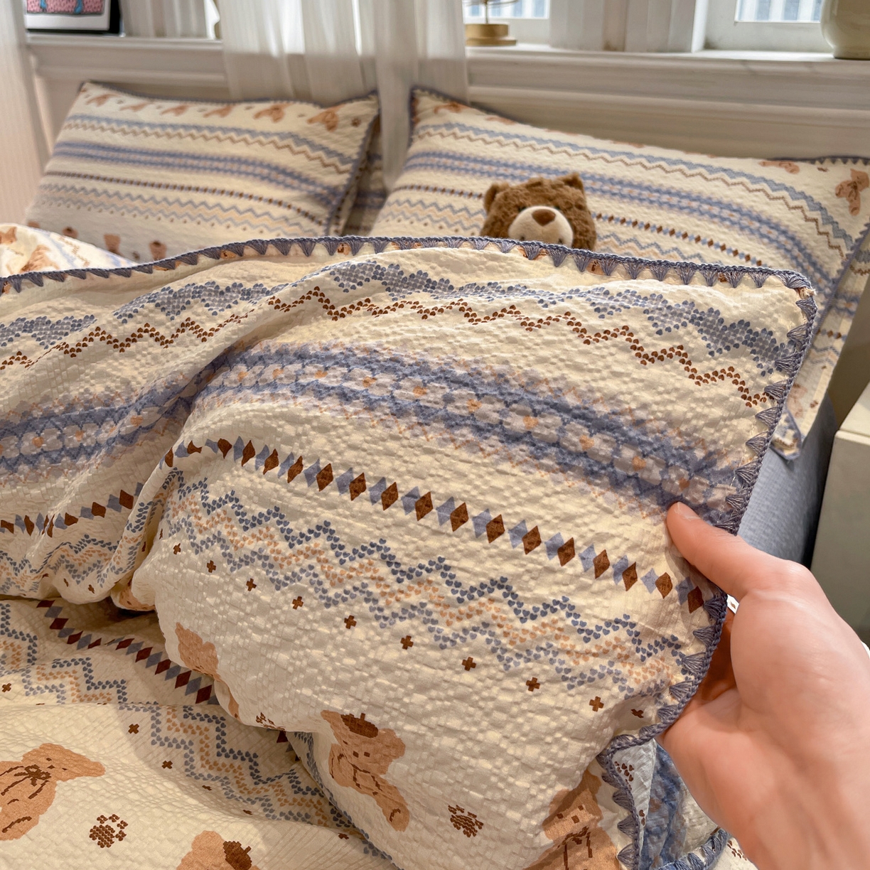 91家纺网 家纺一手货源 找家纺 仟网汇 2026新款云感泡芙棉小清新印花贝壳边四件套 萌趣小熊