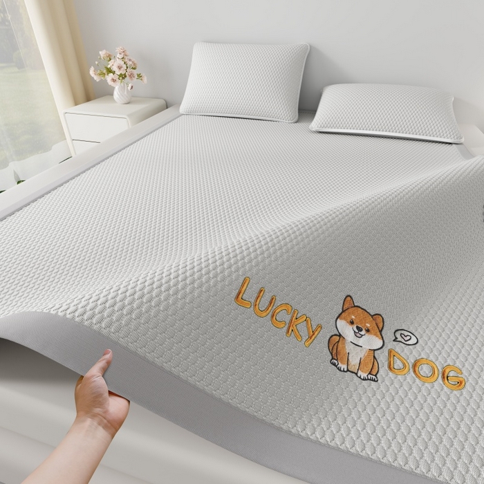 91家纺网 家纺一手货源 找家纺 福来临家纺  2026新款A类凉豆豆凉感席系列PE冰豆豆席-床笠款-床席款 幸运小狗-灰床席款