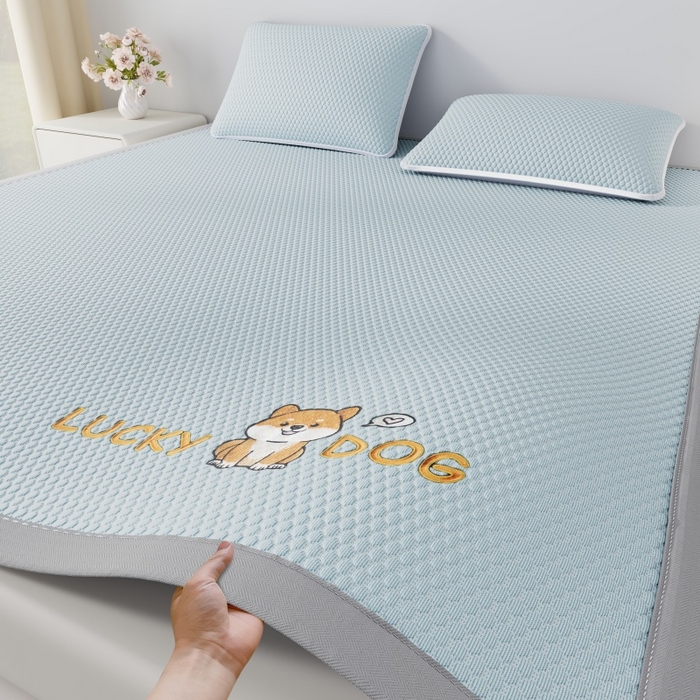 91家纺网 家纺一手货源 找家纺 福来临家纺  2026新款A类凉豆豆凉感席系列PE冰豆豆席-床笠款-床席款 幸运小狗-蓝床席款