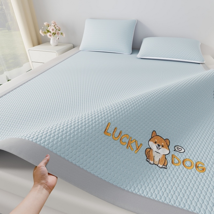 91家纺网 家纺一手货源 找家纺 福来临家纺  2026新款A类凉豆豆凉感席系列PE冰豆豆席-床笠款-床席款 幸运小狗-蓝床席款