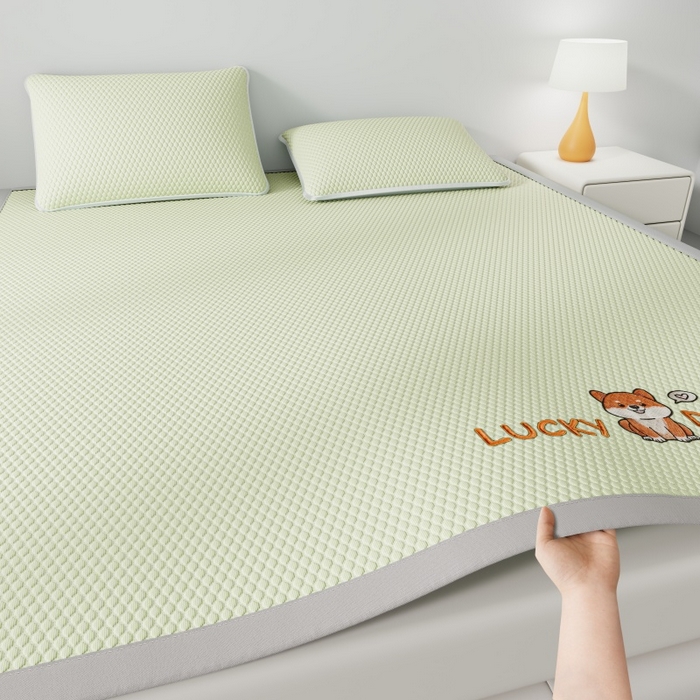 91家纺网 家纺一手货源 找家纺 福来临家纺  2026新款A类凉豆豆凉感席系列PE冰豆豆席-床笠款-床席款 幸运小狗-绿床席款