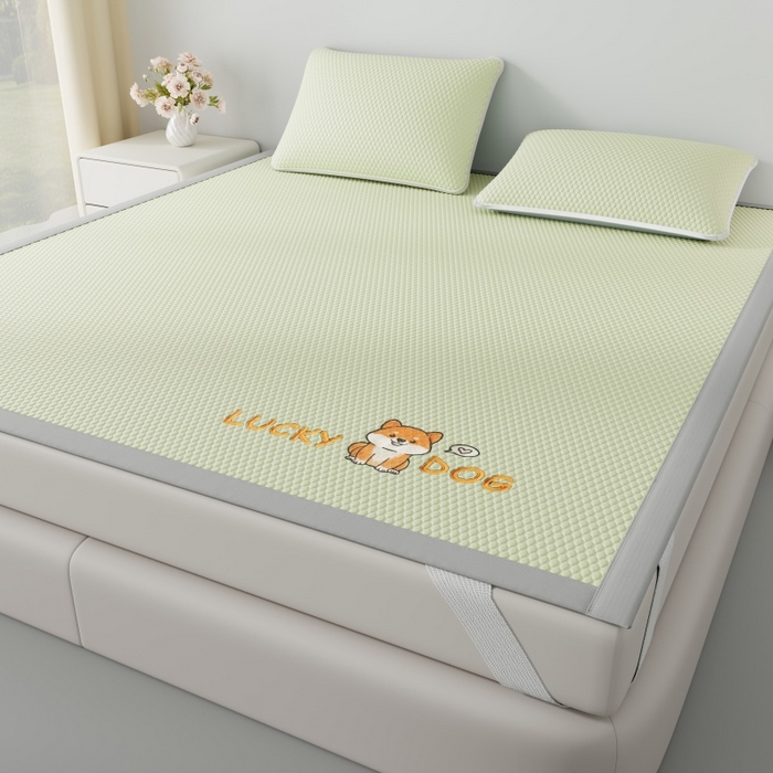 91家纺网 家纺一手货源 找家纺 福来临家纺  2026新款A类凉豆豆凉感席系列PE冰豆豆席-床笠款-床席款 幸运小狗-绿床席款