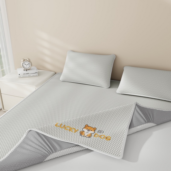 91家纺网 家纺一手货源 找家纺 福来临家纺  2026新款A类凉豆豆凉感席系列PE冰豆豆席-床笠款-床席款 幸运小狗-灰床笠款