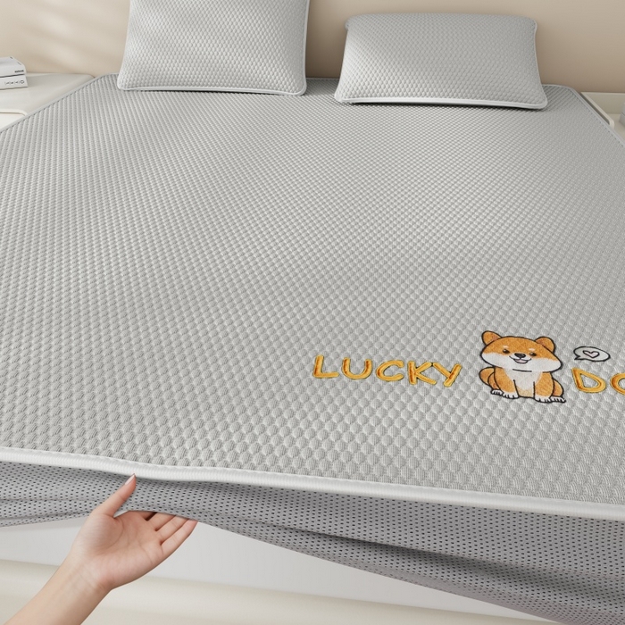 91家纺网 家纺一手货源 找家纺 福来临家纺  2026新款A类凉豆豆凉感席系列PE冰豆豆席-床笠款-床席款 幸运小狗-灰床笠款