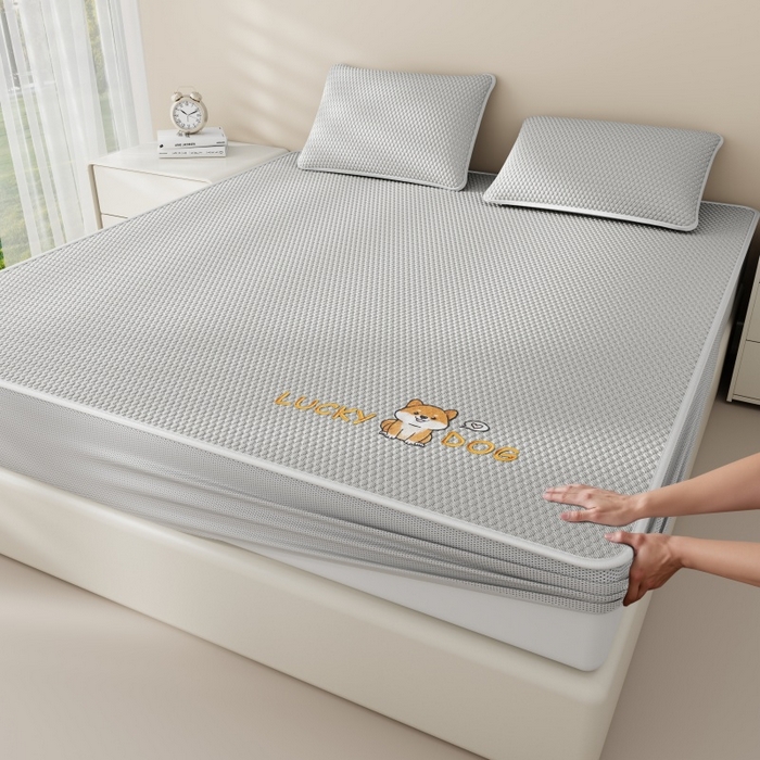 91家纺网 家纺一手货源 找家纺 福来临家纺  2026新款A类凉豆豆凉感席系列PE冰豆豆席-床笠款-床席款 幸运小狗-灰床笠款