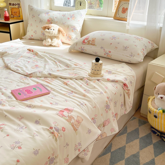 91家纺网 家纺一手货源 找家纺 大彩家居 2026新款韩版卡通治愈系凉感空调被 莫奈花园兔