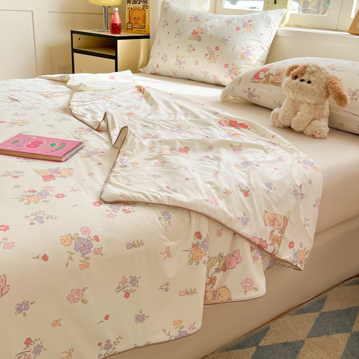 91家纺网 家纺一手货源 找家纺 大彩家居 2026新款韩版卡通治愈系凉感空调被 莫奈花园兔