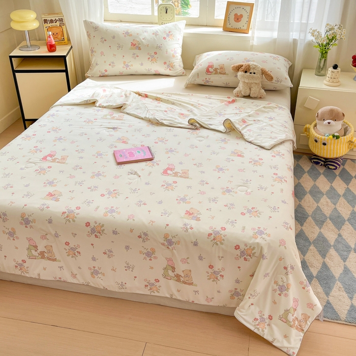 91家纺网 家纺一手货源 找家纺 大彩家居 2026新款韩版卡通治愈系凉感空调被 莫奈花园兔