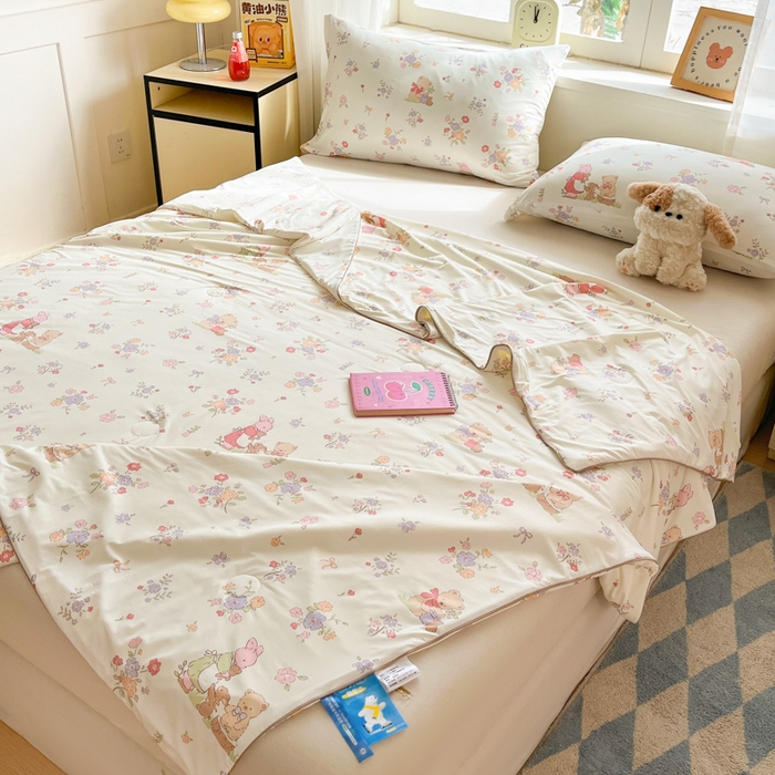 91家纺网 家纺一手货源 找家纺 大彩家居 2026新款韩版卡通治愈系凉感空调被 莫奈花园兔
