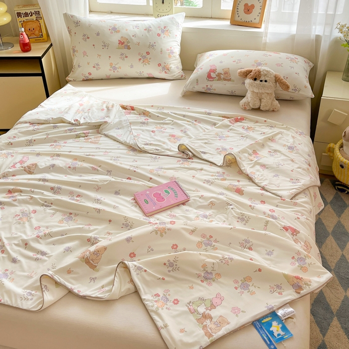 91家纺网 家纺一手货源 找家纺 大彩家居 2026新款韩版卡通治愈系凉感空调被 莫奈花园兔