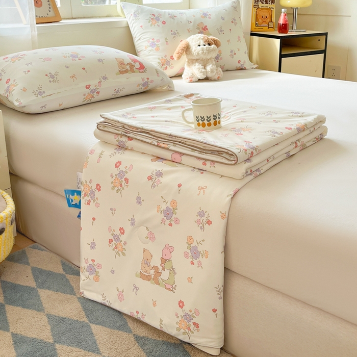 91家纺网 家纺一手货源 找家纺 大彩家居 2026新款韩版卡通治愈系凉感空调被 莫奈花园兔