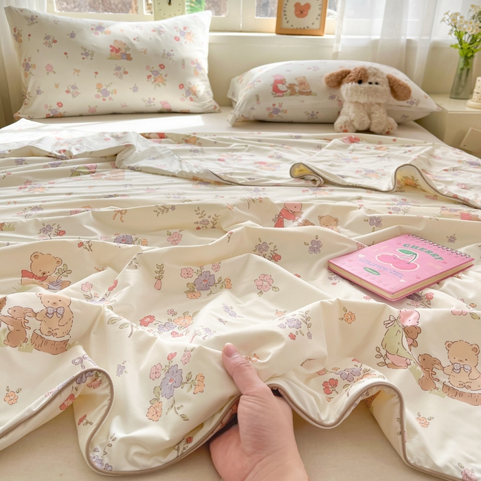 91家纺网 家纺一手货源 找家纺 大彩家居 2026新款韩版卡通治愈系凉感空调被 莫奈花园兔