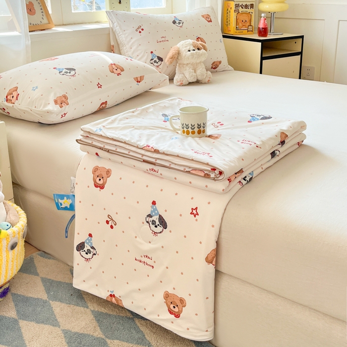 91家纺网 家纺一手货源 找家纺 大彩家居 2026新款韩版卡通治愈系凉感空调被 乖乖狗派对