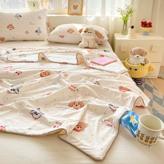 91家纺网 家纺一手货源 找家纺 大彩家居 2026新款韩版卡通治愈系凉感空调被 乖乖狗派对