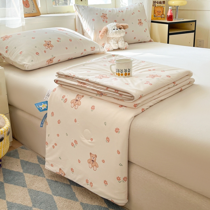 91家纺网 家纺一手货源 找家纺 大彩家居 2026新款韩版卡通治愈系凉感空调被 泰迪小绅士