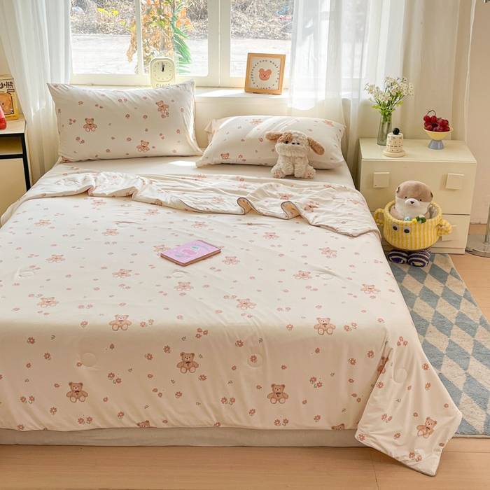 91家纺网 家纺一手货源 找家纺 大彩家居 2026新款韩版卡通治愈系凉感空调被 泰迪小绅士