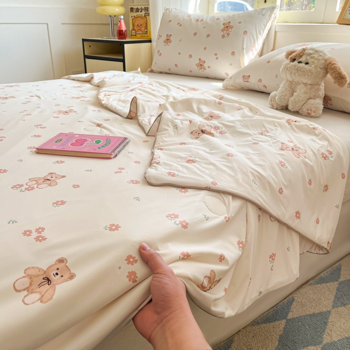 91家纺网 家纺一手货源 找家纺 大彩家居 2026新款韩版卡通治愈系凉感空调被 泰迪小绅士