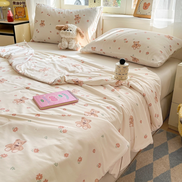 91家纺网 家纺一手货源 找家纺 大彩家居 2026新款韩版卡通治愈系凉感空调被 泰迪小绅士