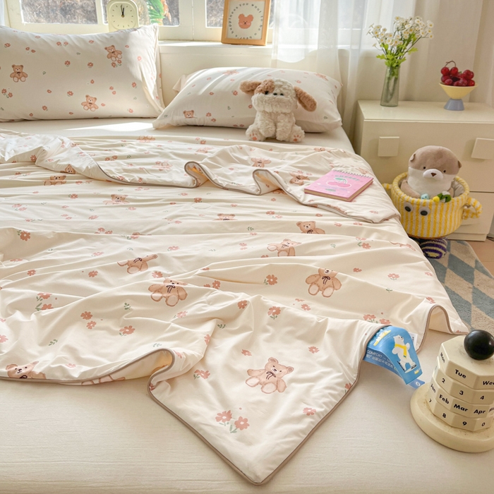 91家纺网 家纺一手货源 找家纺 大彩家居 2026新款韩版卡通治愈系凉感空调被 泰迪小绅士