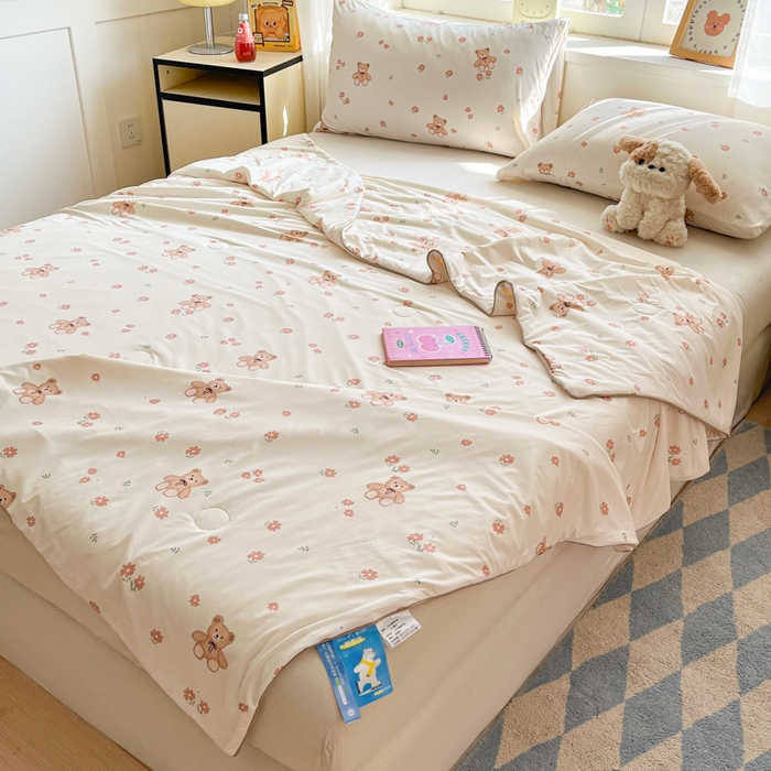 91家纺网 家纺一手货源 找家纺 大彩家居 2026新款韩版卡通治愈系凉感空调被 泰迪小绅士