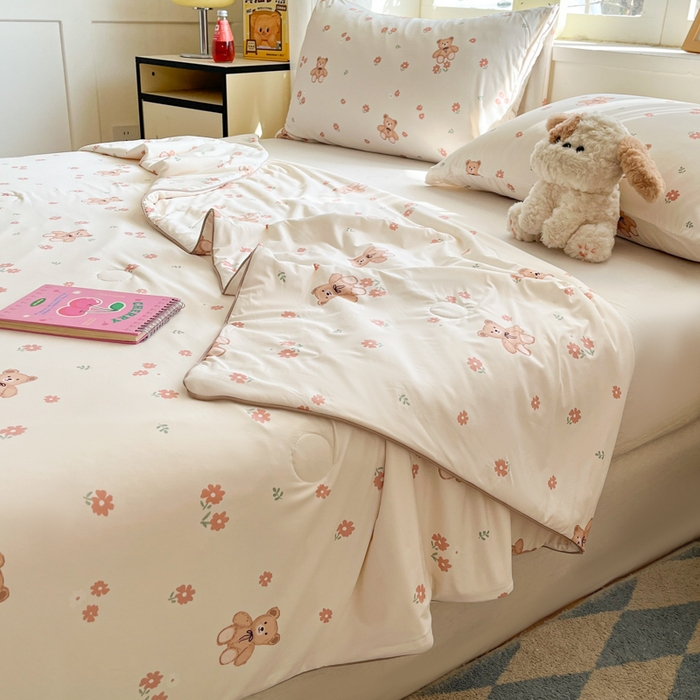 91家纺网 家纺一手货源 找家纺 大彩家居 2026新款韩版卡通治愈系凉感空调被 泰迪小绅士