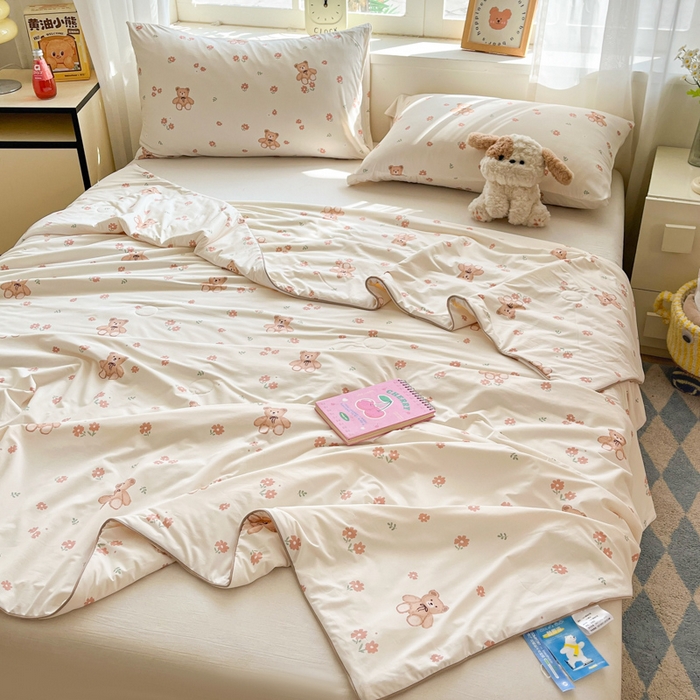 91家纺网 家纺一手货源 找家纺 大彩家居 2026新款韩版卡通治愈系凉感空调被 泰迪小绅士