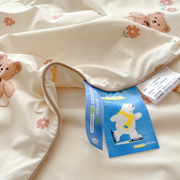 91家纺网 家纺一手货源 找家纺 大彩家居 2026新款韩版卡通治愈系凉感空调被 泰迪小绅士