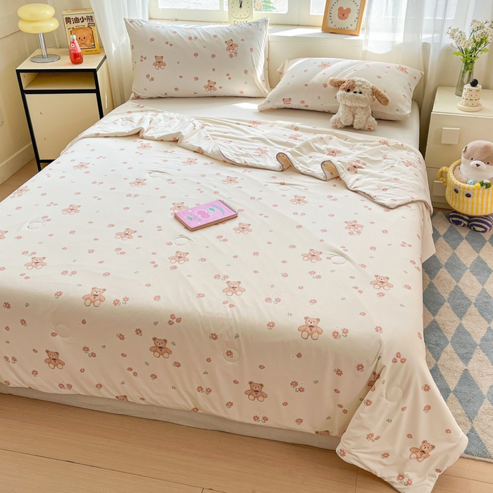 91家纺网 家纺一手货源 找家纺 大彩家居 2026新款韩版卡通治愈系凉感空调被 泰迪小绅士