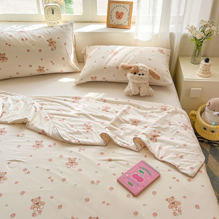 91家纺网 家纺一手货源 找家纺 大彩家居 2026新款韩版卡通治愈系凉感空调被 泰迪小绅士