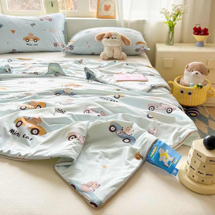 91家纺网 家纺一手货源 找家纺 大彩家居 2026新款韩版卡通治愈系凉感空调被 夏日拉力赛