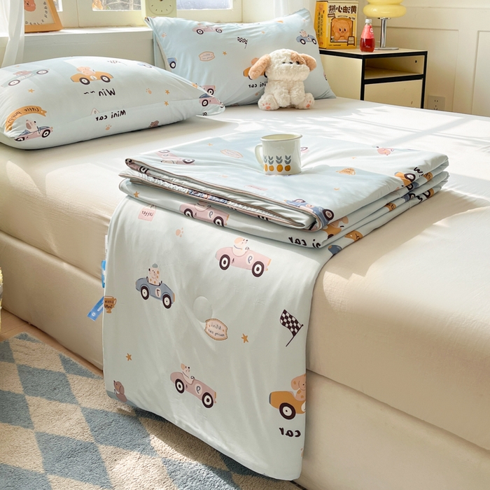 91家纺网 家纺一手货源 找家纺 大彩家居 2026新款韩版卡通治愈系凉感空调被 夏日拉力赛