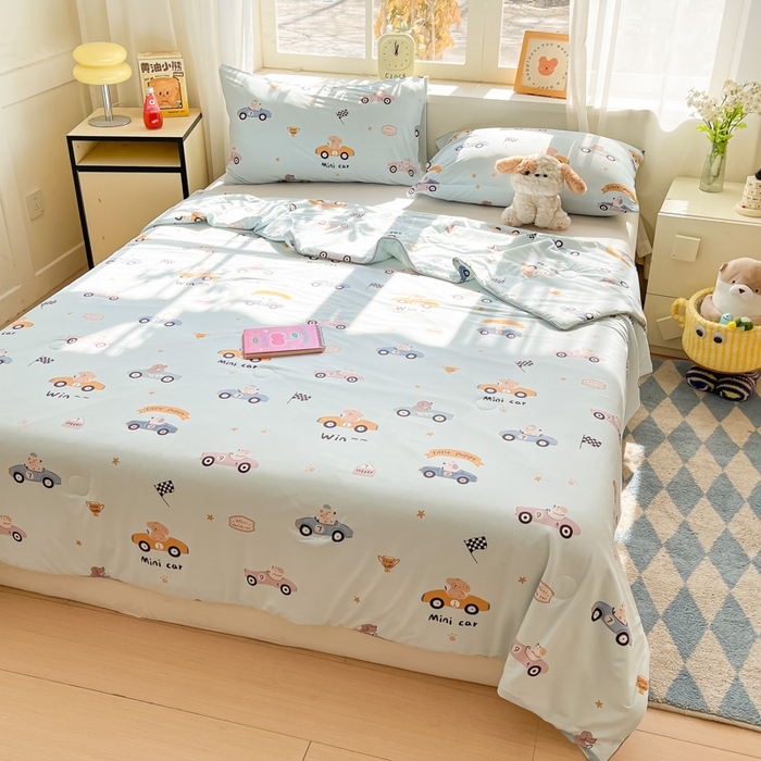 91家纺网 家纺一手货源 找家纺 大彩家居 2026新款韩版卡通治愈系凉感空调被 夏日拉力赛