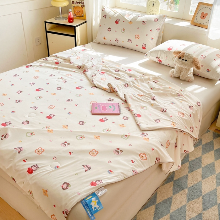 91家纺网 家纺一手货源 找家纺 大彩家居 2026新款韩版卡通治愈系凉感空调被 樱桃兔耳朵